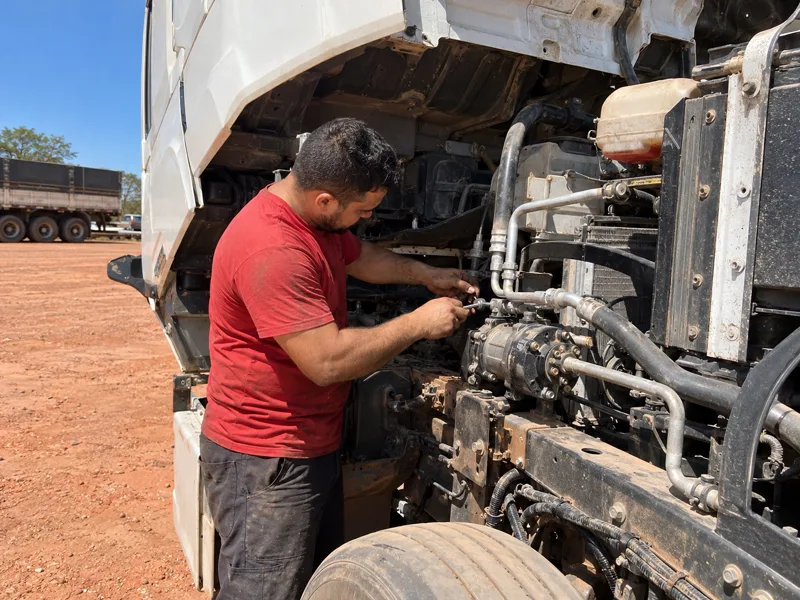 Manutenção do ar-condicionado de um caminhão