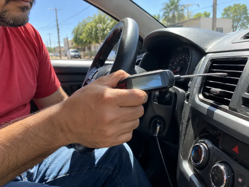 Medição da temperatura na saída de ar do carro