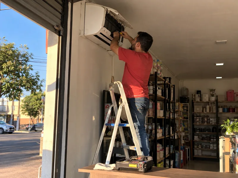 Manutenção de ar-condicionado em uma loja